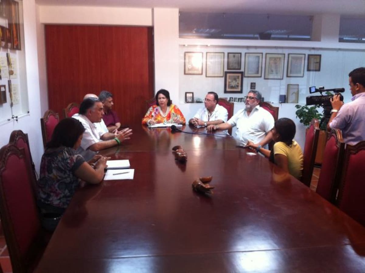 Rueda de prensa con médicos y directivos en la Universidad del Sinú.