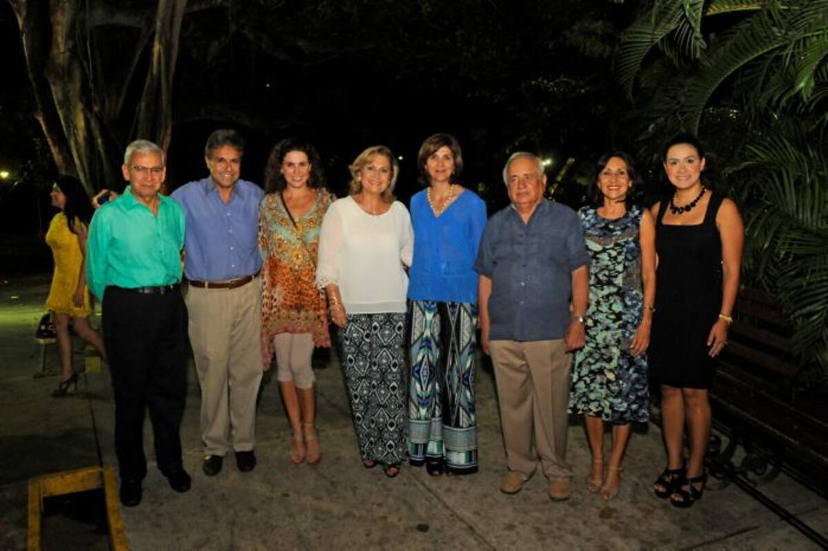 Almirante Mauricio Soto, Junior Porras, María Fernanda Villamarín; María Cristina Pimiento; la canciller de Colombia, María Ángela Holguín; el gerente de la Sociedad Portuaria de Cartagena, Alfonso Salas Trujillo; Silvana Giaimo y Liliana Rodríguez.