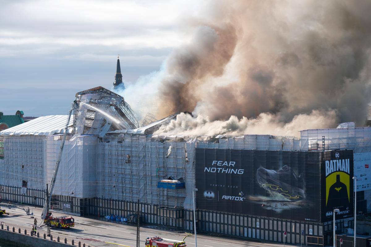 Video: voraz incendio en edificio de la Bolsa de Copenhague