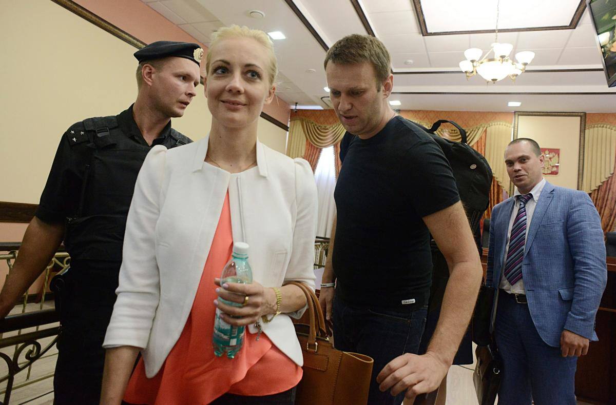 Imagen de Archivo del fallecido dirigente opositor ruso acompañado de su mujer Yulia Naválnaya. // EFE - Valentina Svistunova.