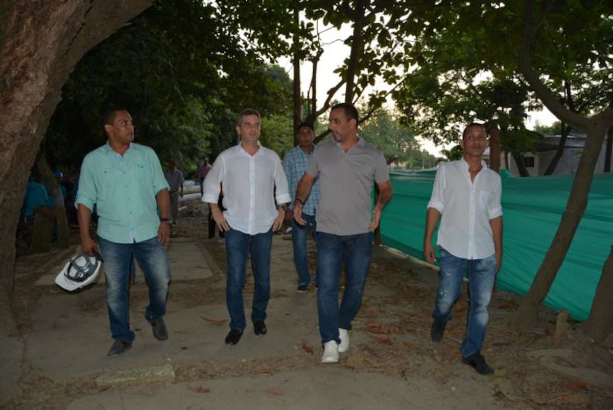 El alcalde Carlos Correa puso la primera piedra en la Ronda de la margen izquierda.