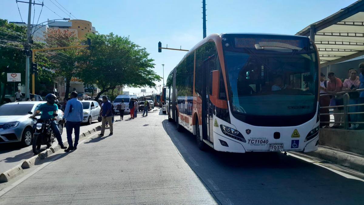 Usuarios protestan frente a estación Madre Bernarda de Transcaribe. //Julio Castaño.