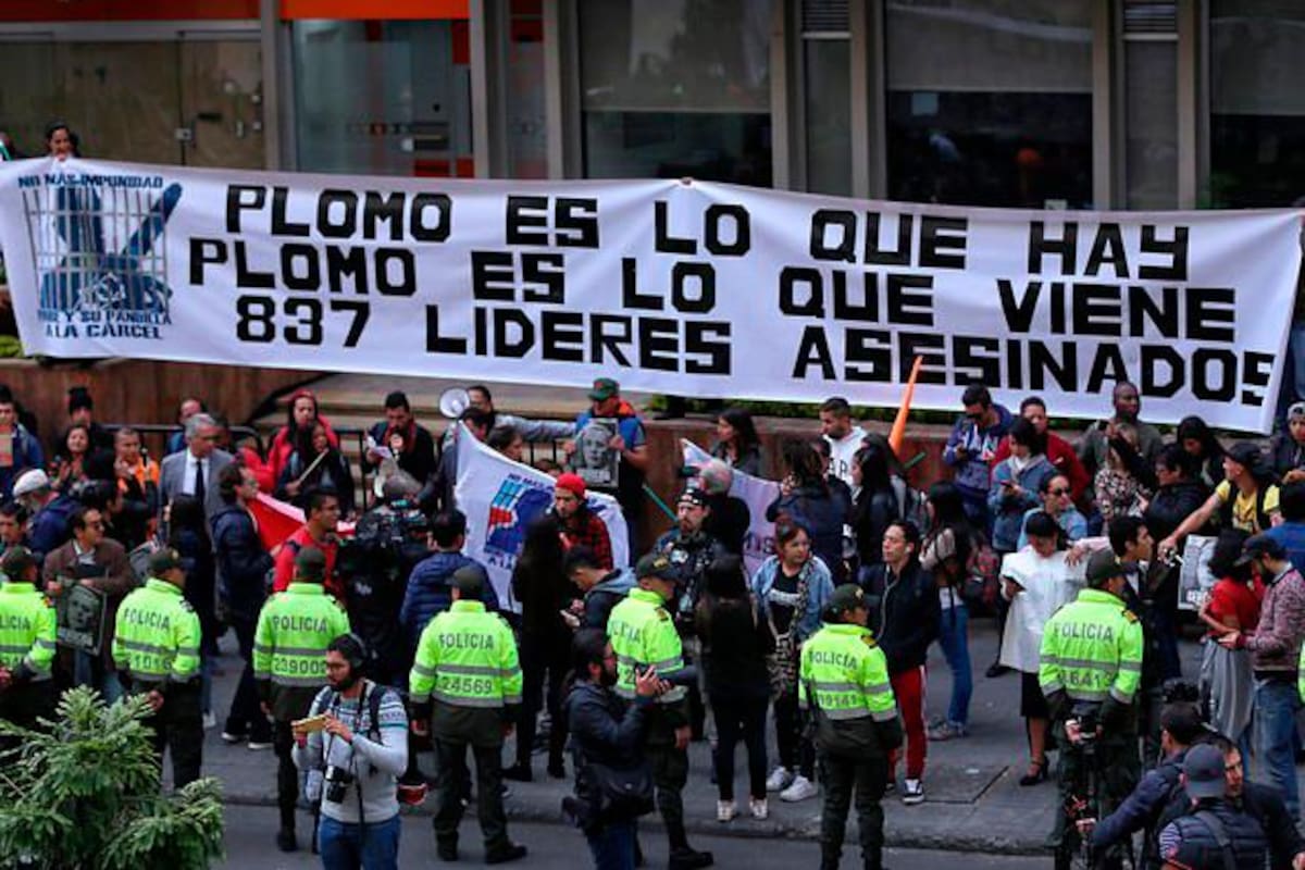Continúan las manifestaciones por Uribe a las afueras del Palacio de Justicia