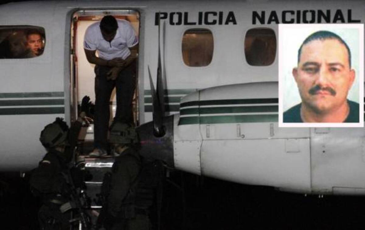 Alexánder Montoya Úsuga (“el Flaco”), mientras era deportado de Honduras. Fue considerado el segundo al mando de “los Urabeños”. En la derecha, Dairo Antonio Úsuga David, alias “Otoniel”. El Colombiano