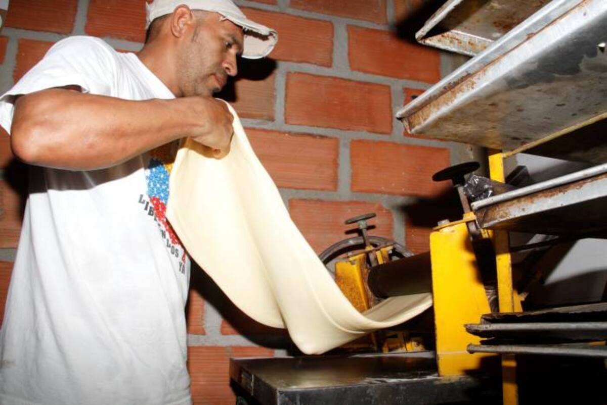 Mientras la esposa de Arpidio hace los postres, él hace el producto principal, el pan. OSCAR DÍAZ ACOSTA