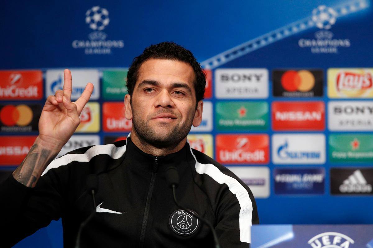 ¡Qué lío!: Dani Alves, contra la pared y su imagen por el suelo