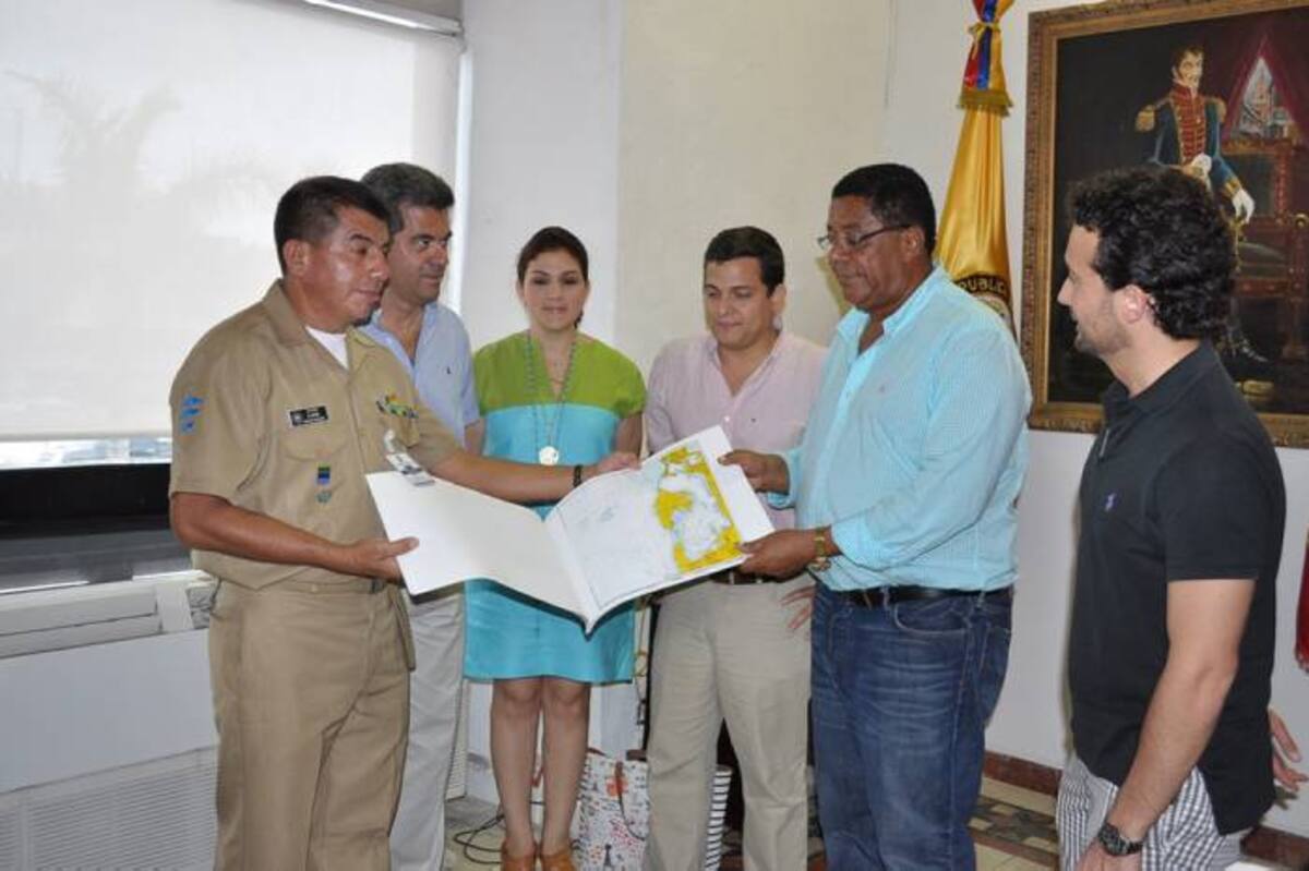 Dagoberto David, jefe técnico del CIOH; Rafael del Castillo, director del Corredor Náutico, Antonella Farah, asesora de la Guía Náutica; Irvin Pérez, director de Planeación de Corpoturismo; Campo Elías Terán Dix, alcalde de Cartagena, y Luis Ernesto Araújo Rumié, presidente de la Corporación Turismo Cartagena de Indias.