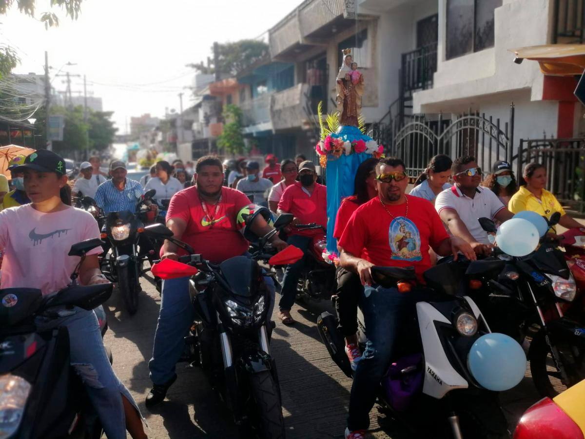 Una caravana de motos también participó en la procesión en Blas de Lezo. //ÓSCAR DÍAZ EL UNIVERSAL