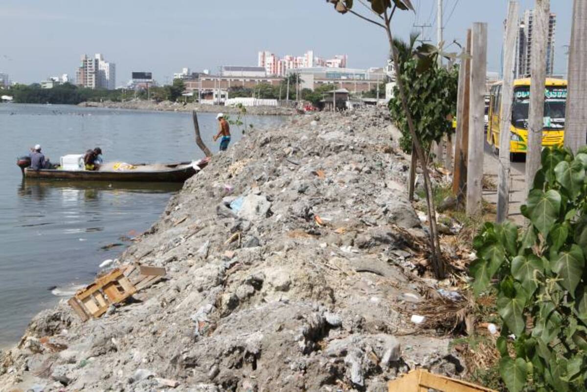 El lodo será retirado en horas de la noche para evitar inconvenientes con la movilidad en la Avenida de El Lago. JULIO CASTAÑO-EL UNIVERSAL