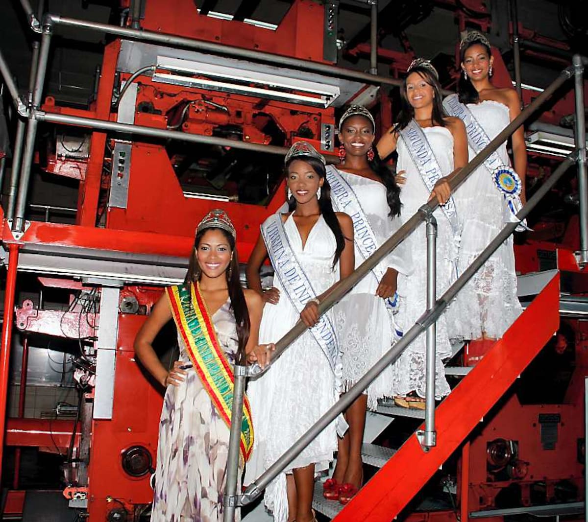 En la rotativa de El Universal: la reina de la Independencia, Eliana Russo; la virreina, Wendy Iriarte; la primera princesa, Elvira Martínez; la segunda princesa, Jaqueline To-rres; y la tercera princesa, Gloris Villa. fotos zenia valdelamar/el universal/