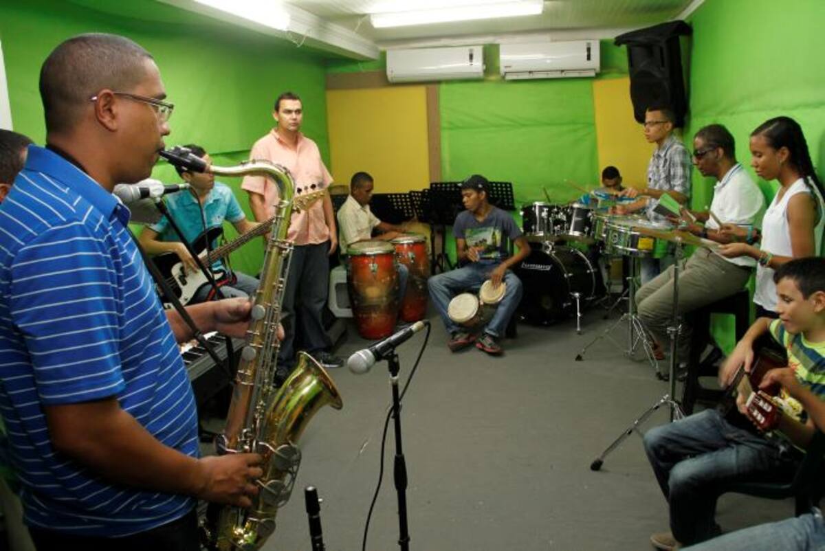 Frank Villanueva (izquierda) durante un ensayo con la orquesta de Limitados Visuales de Colombia (Livicol). AROLDO MESTRE