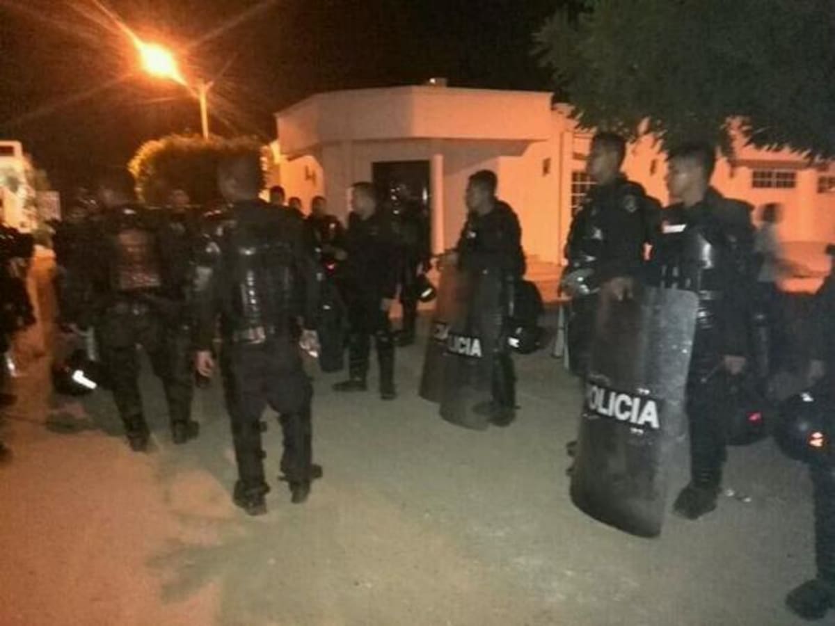Miembros del Esmad en la noche del sábado en San Pelayo. EL UNIVERSAL