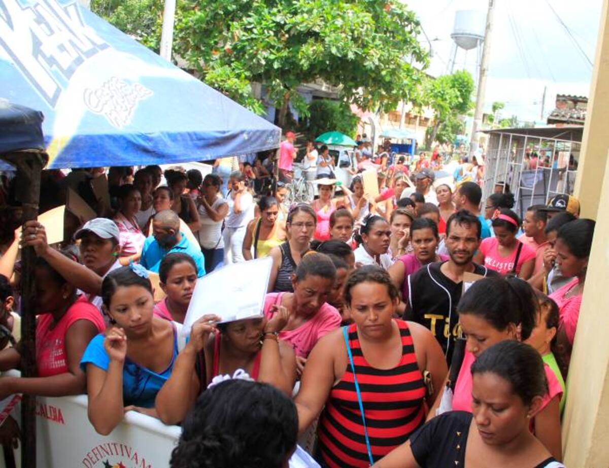 En la primera jornada fueron inscritas unas 1.760 familias que aparecen convocadas en los listados del Sisbén y Red Unidos. ÓSCAR DÍAZ - EL UNIVERSAL