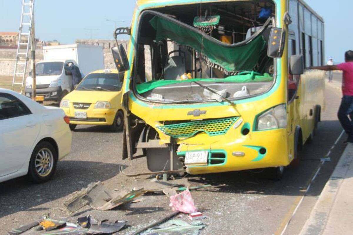 Buseta que ocasionó el accidente en la avenida Santander. EL UNIVERSAL