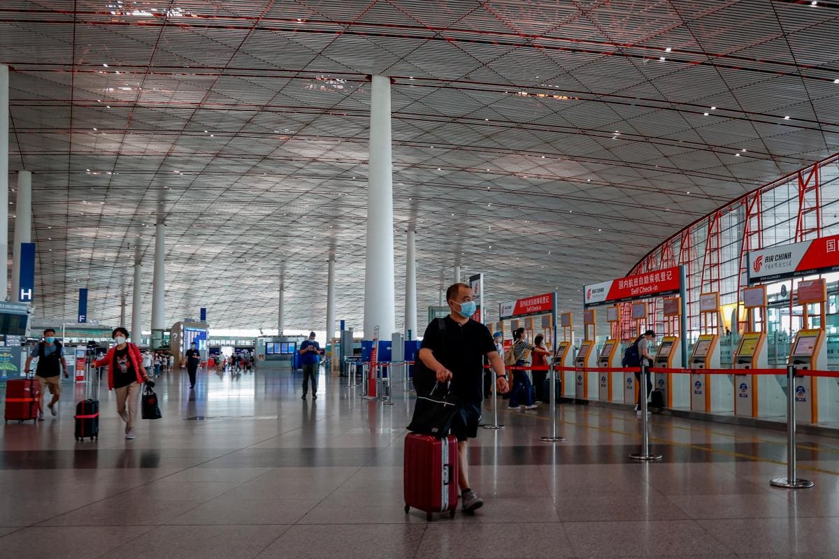 China anuncia retiro de cuarentenas y búsquedas de vuelos se multiplican