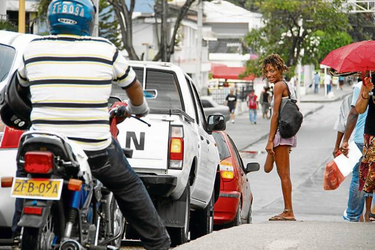 En la esquina del semáforo de la Avenida del Lago con Puente Jiménez, varios sujetos piden plata usando mecanismos de intimidación.