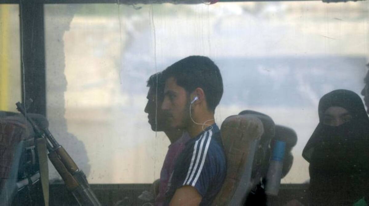 Combatientes del Ejército del Islam y sus familias son evacuados en autobús de Duma, el último feudo rebelde de Guta Oriental, a las afueras de Damasco (Siria). EFE