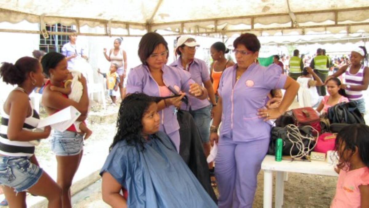 Expertas de la academia de belleza Riquilda Pautt embellecieron a unas 50 mujeres del sector, totalmente gratis. ANIBAL THERAN TOM-EL UNIVERSAL