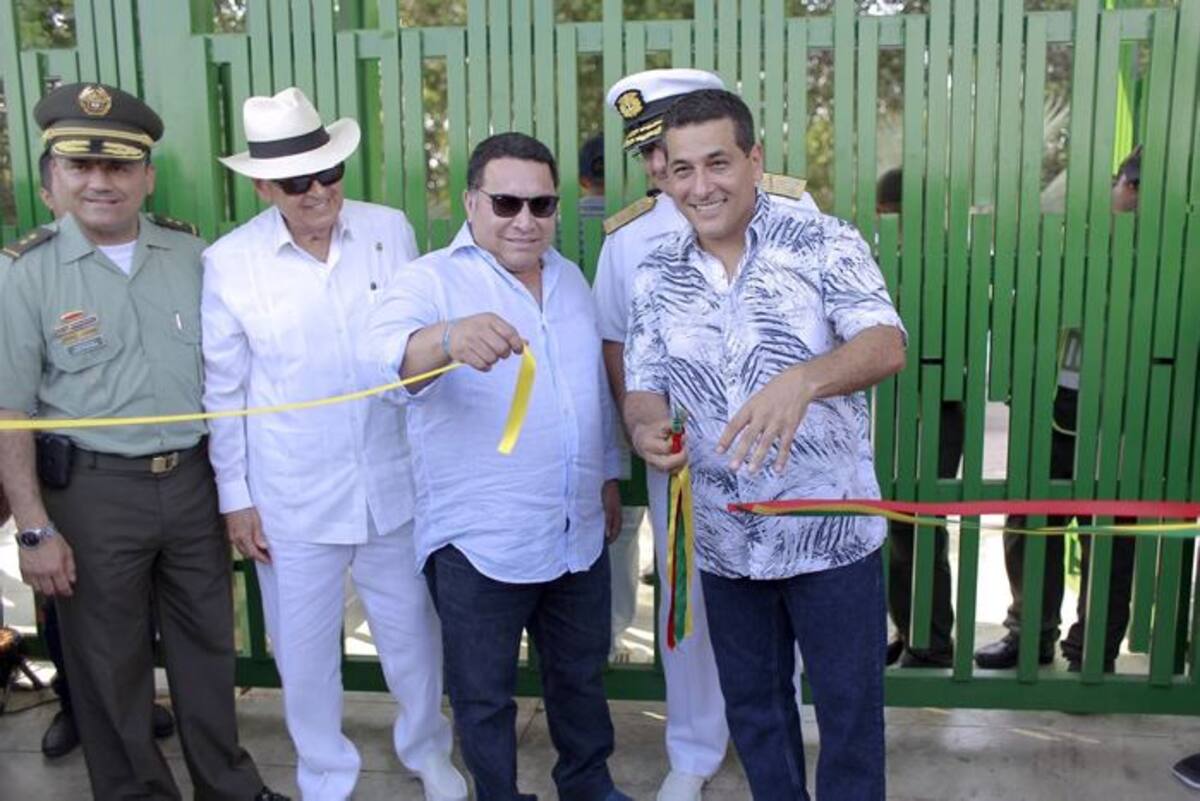 Estuvieron en la reinauguración el comandante de le Policía Metropolitana de Cartagena, general Luis Humberto Poveda, Raymundo Angulo, el alcalde Maonolo Duque y Dumek Turbay, gobernador. Luis Aparicio/ El Universal