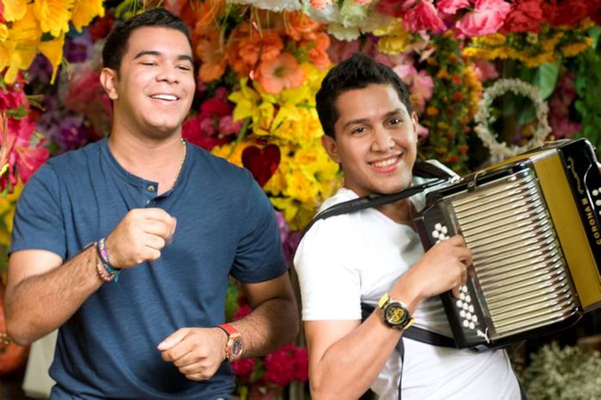 Andrés Ariza Villazón y su acordeonero Jaír Gutiérrez, en el video de ‘Hasta el fin del mundo’.
