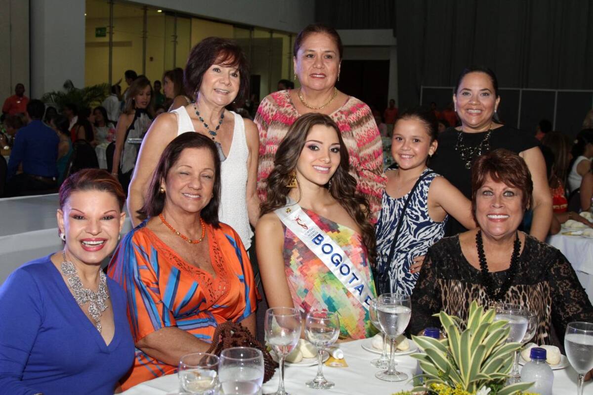 De pie: Elsa Gómez, Martha de Cabrera, Nathalie Martínez e Isabella Cabrera; sentadas: Nora Segrera, Rosario Ruiz Piñeres, la Señorita Bogotá, Paula Clavijo, y Mayra Benedetti.