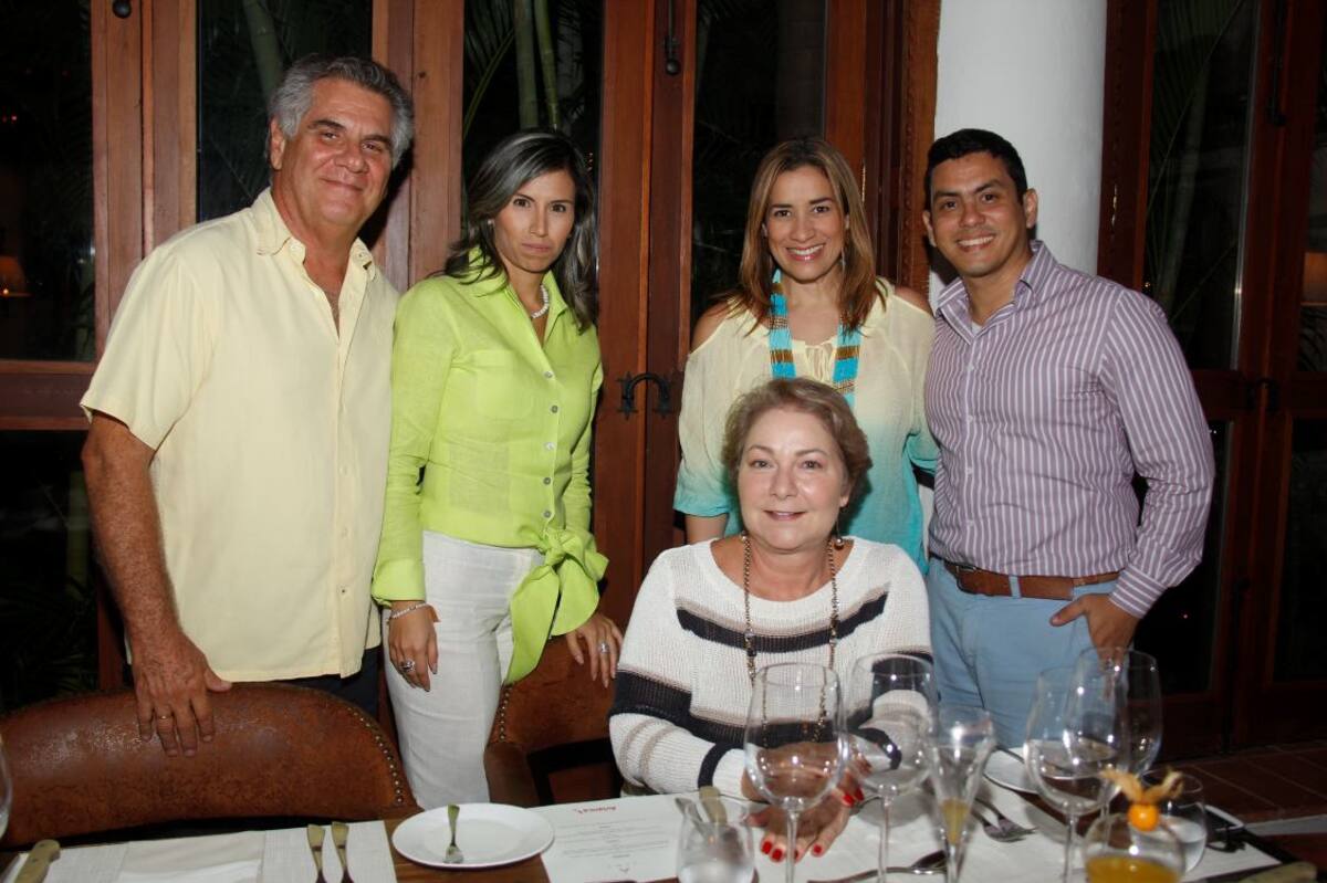 De pie: Diego Espinosa, Carolina Bernal, Verónica Vargas y Frank Rodríguez; sentada: Toya Maldonado de Espinosa./ FOTOS KAILLINE GIRALDO/EL UNIVERSAL/
