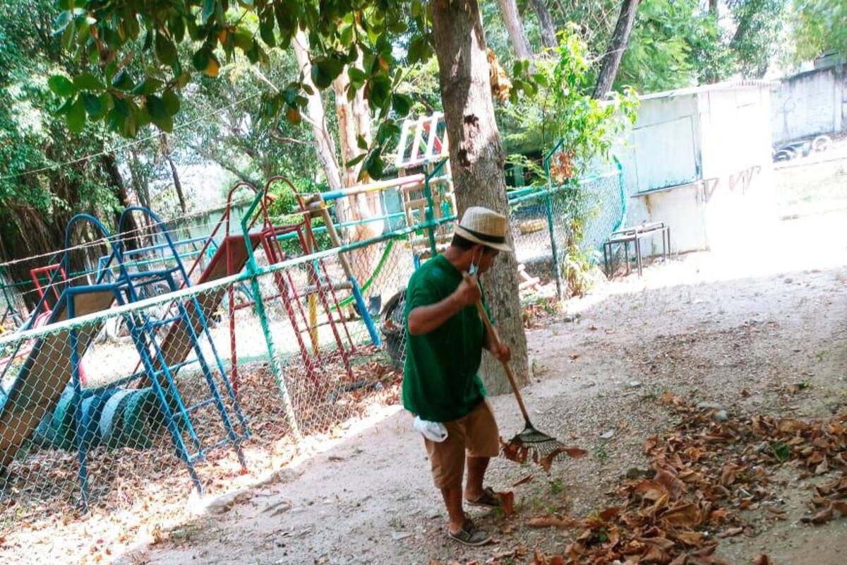Padres de familia sacan una tonelada de basuras de colegio en Cartagena