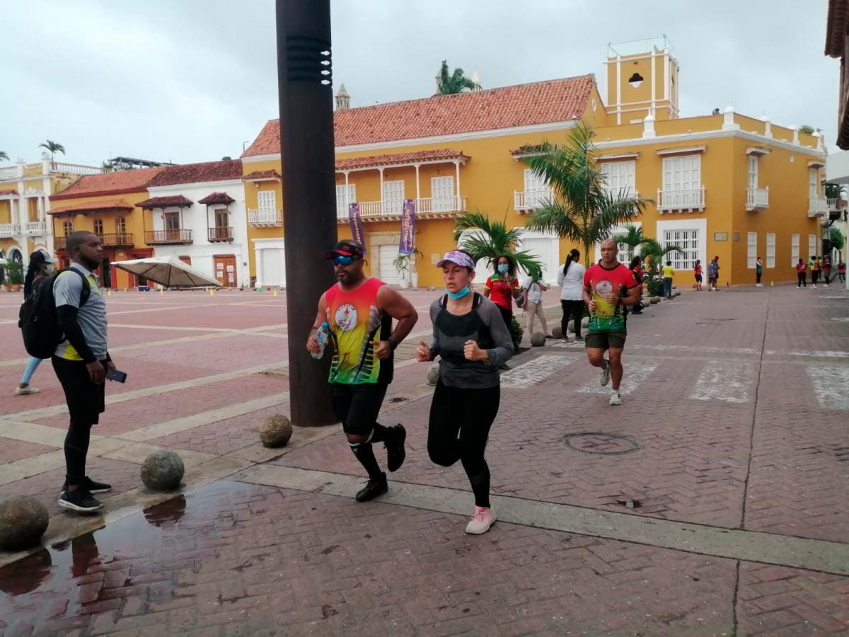 A las 6 de la mañana se inició la carrera de las 9 K, con salida y llegada en la Plaza de la Aduana. FOTO: ÓSCAR DÍAZ.