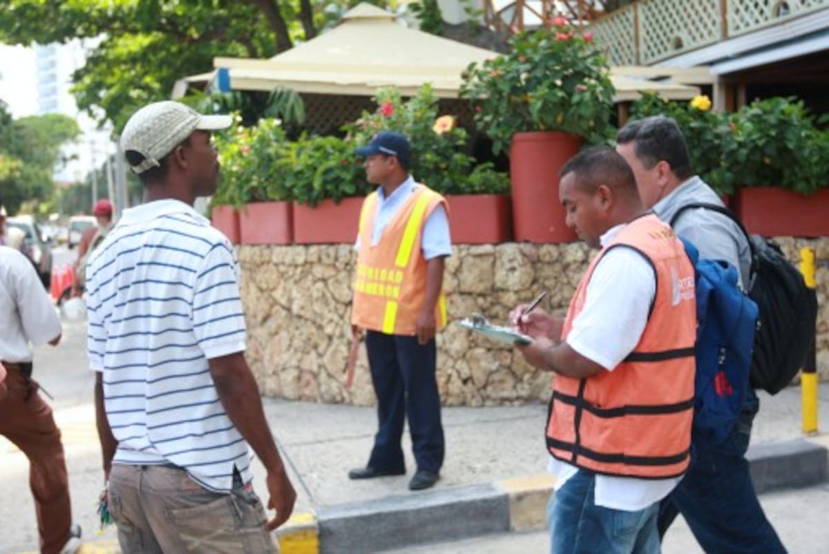 En las playas de Bocagrande, Castillogrande y El Laguito estará un grupo de 29 brigadistas que se encargarán de desmontar cocinas artesa-nales, negocios informales y de evitar el acoso por parte de vendedores a propios y visitantes. ÓSCAR DÍAZ ACOSTA - EL UNIVERSAL