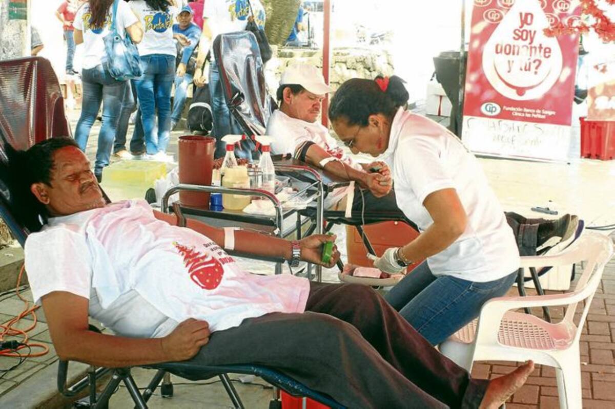 En la plaza Olaya Herrera se cumplió la campaña de donación voluntaria de sangre. MANUEL SANTIAGO PÉREZ/EL UNIVERSAL/