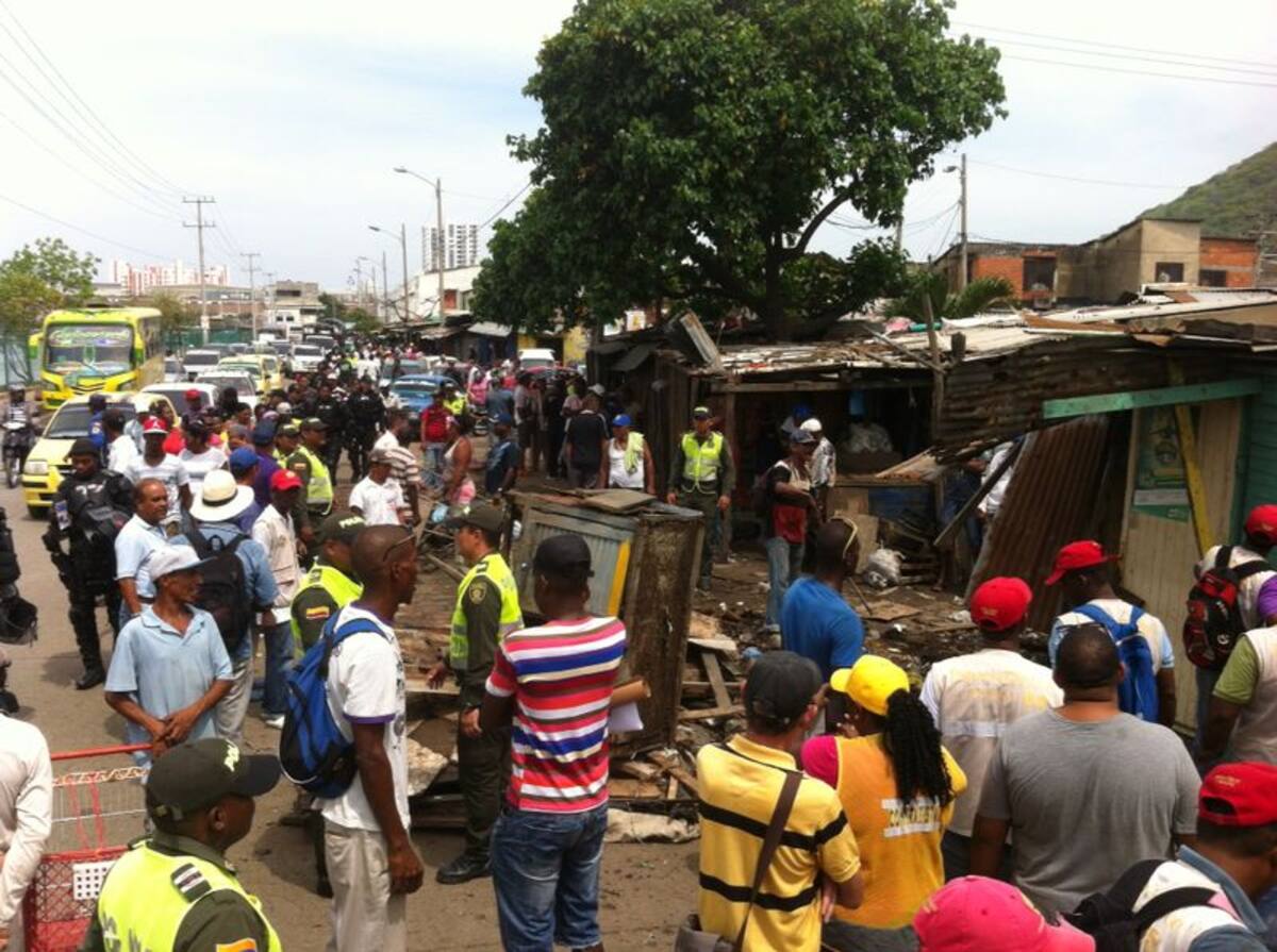 La Policía en el lugar del despeje de la Avenida del Lago. EL UNIVERSAL