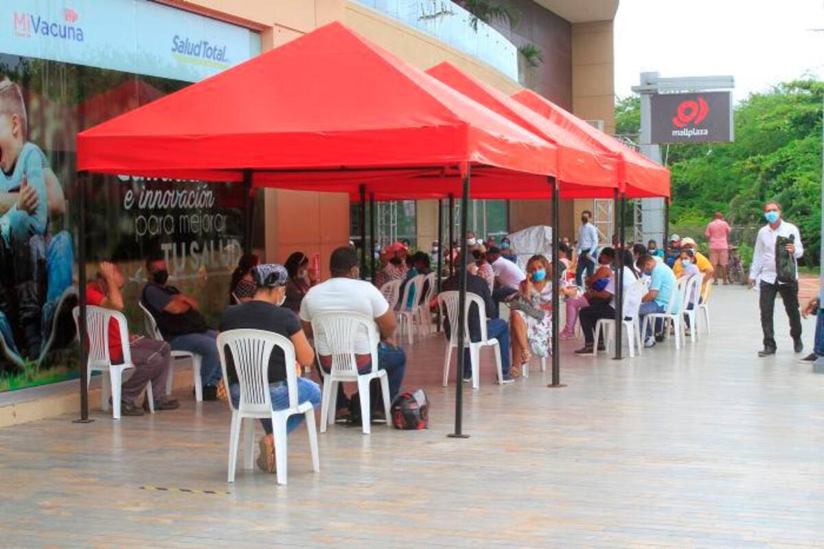 Arranca vacunación a personas mayores de 25 años en Cartagena