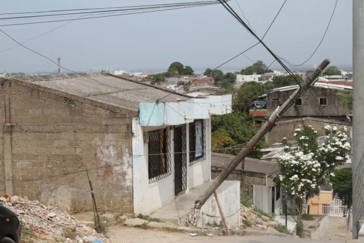 Poste de telefónica que tiene preocupados a los habitantes del sector India Catalina del barrio La Victoria. JULIE PARRA BENÍTEZ - EL UNIVERSAL