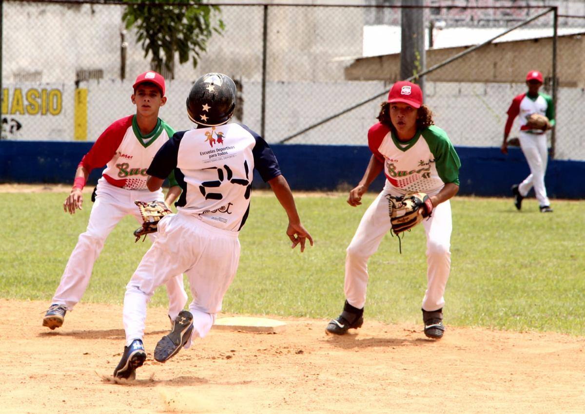Santiago Díaz, de la novena de Chocó, llega quieto a segunda base ante Sucre. //Manuel Santiago Pérez.