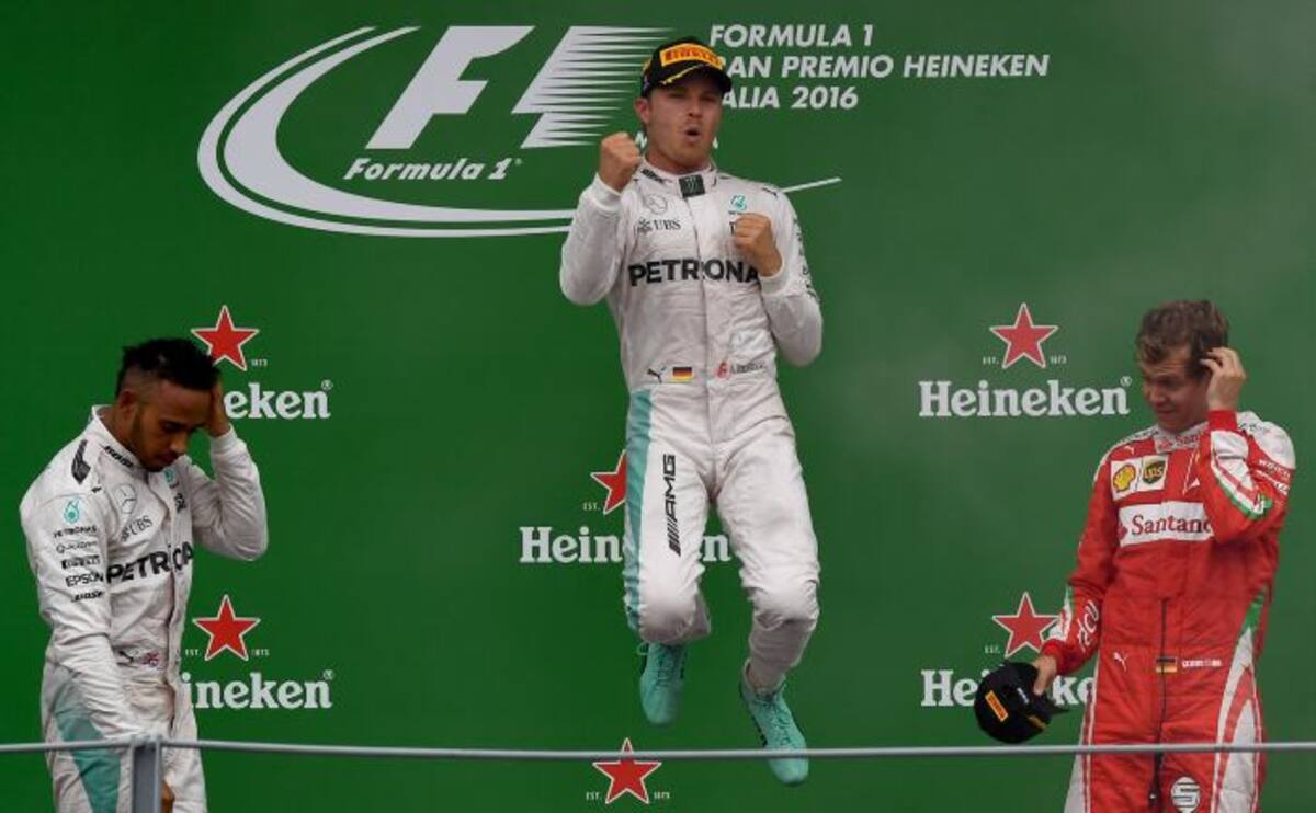 El podio: de izquierda a derecha: Lewis Hammilton, Nico Rosberg y Sebastian Vettel. AFP GABRIEL BOUYS