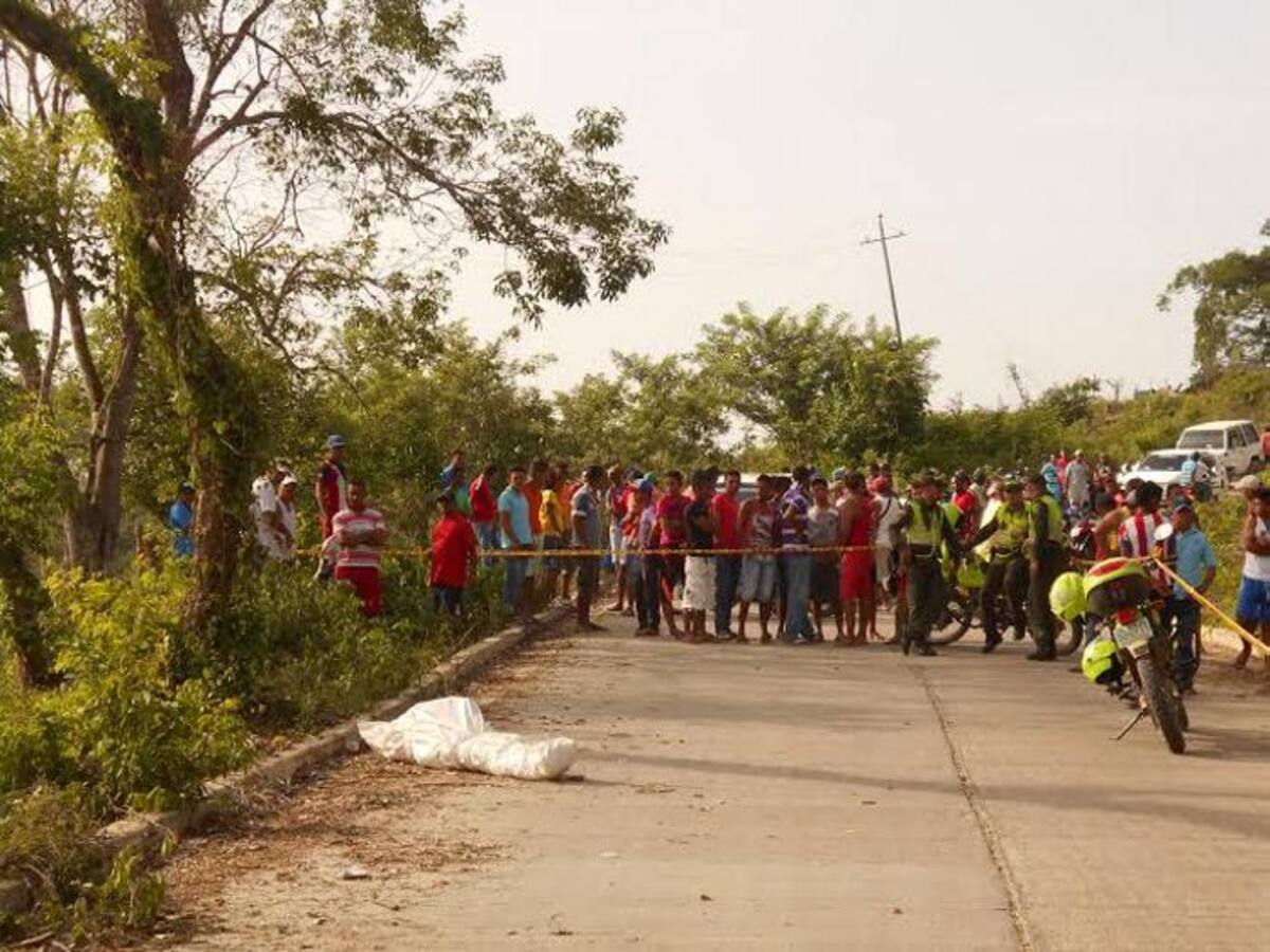 Julio Beltrán Bossio murió en un accidente en una vía pavimentada, en el sector Loma del Limón, en Turbana. Iba de parrillero en una moto y el conductor de esta también resultó herido. Es un menor de 15 años, quien permanece internado en una clínica en Cartagena.