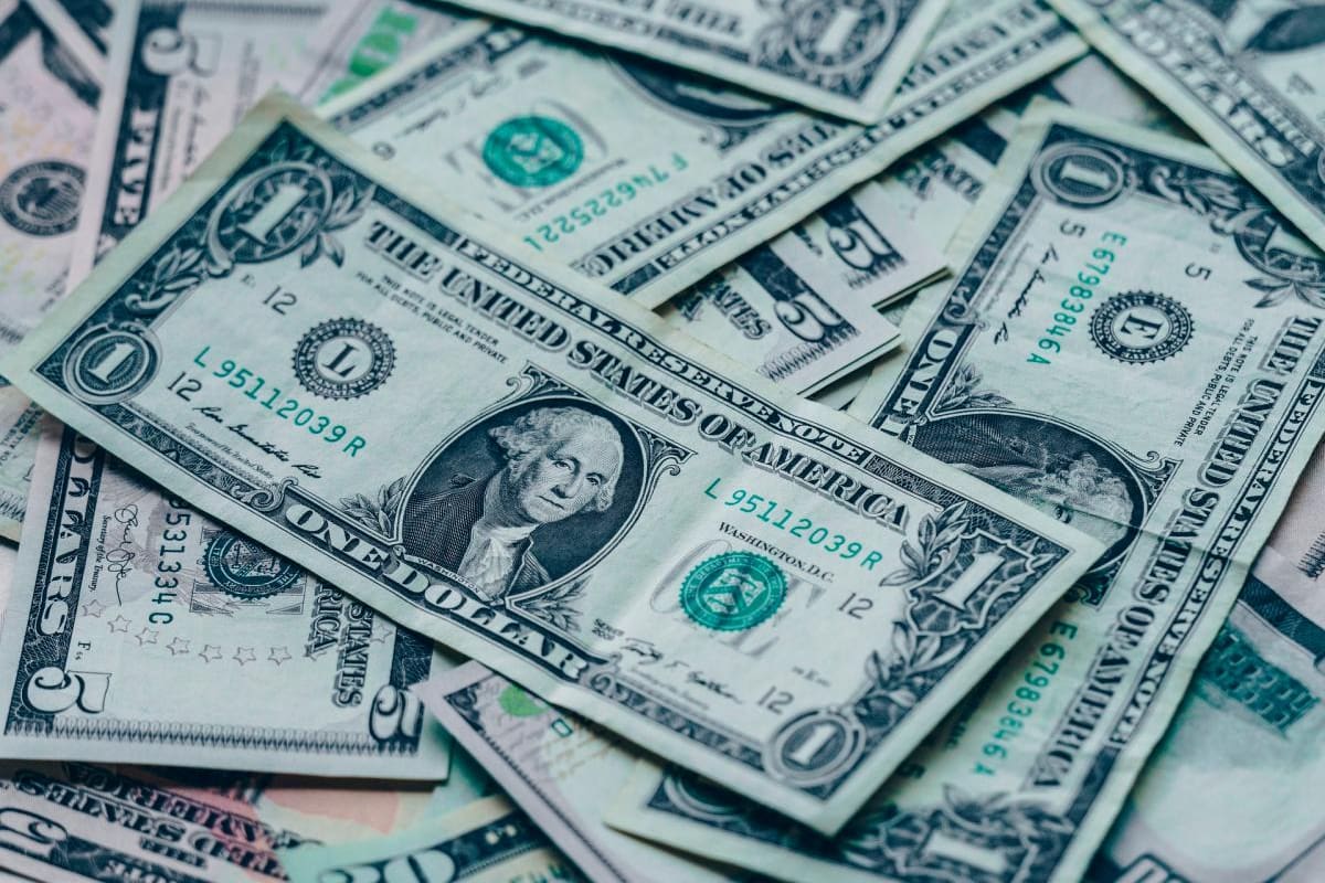 Dólar continúa su tendencia a la baja: sigue por debajo de los $3.900