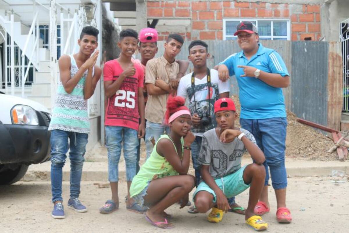 De izquierda a derecha: Eliab Martínez, Samir Villegas,Cristian Tatis, Jhon Wilches y Mauricio Valdelamar. Sentados: Ana Iriarte y Juan Zabaleta. Daniela Buelvas/El Universal