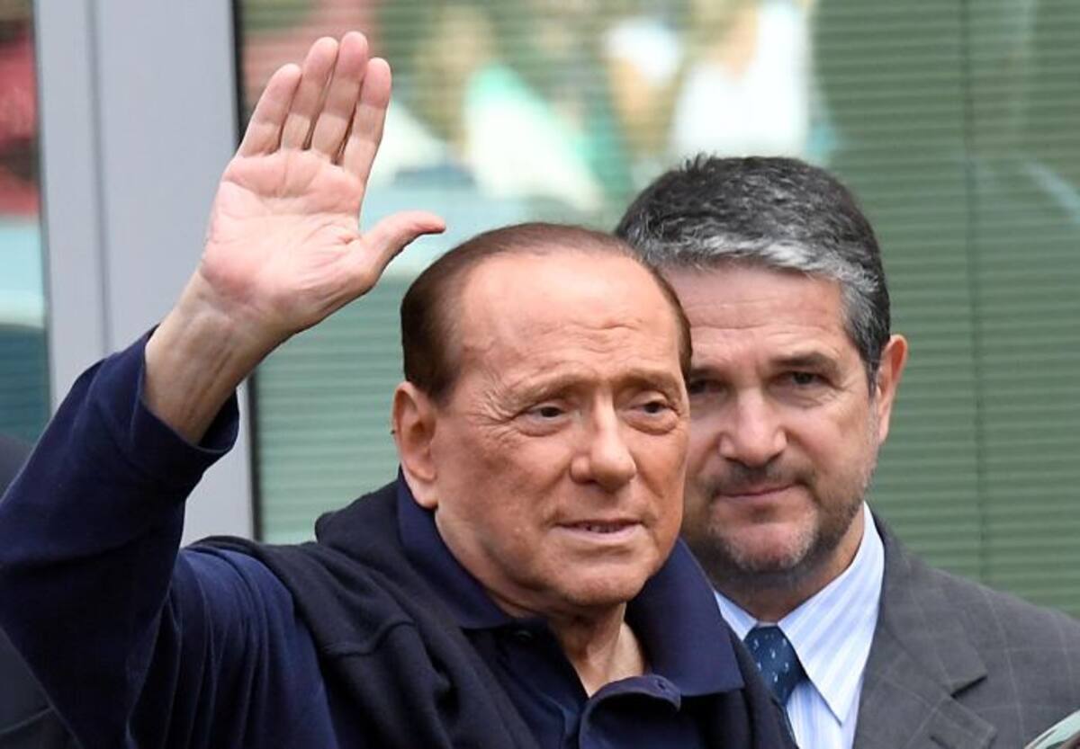 El exministro italiano saludando a la salida del hospital San Raffaele tras permanecer tres semanas hospitalizado por una cirugía de corazón abierto. //AP.