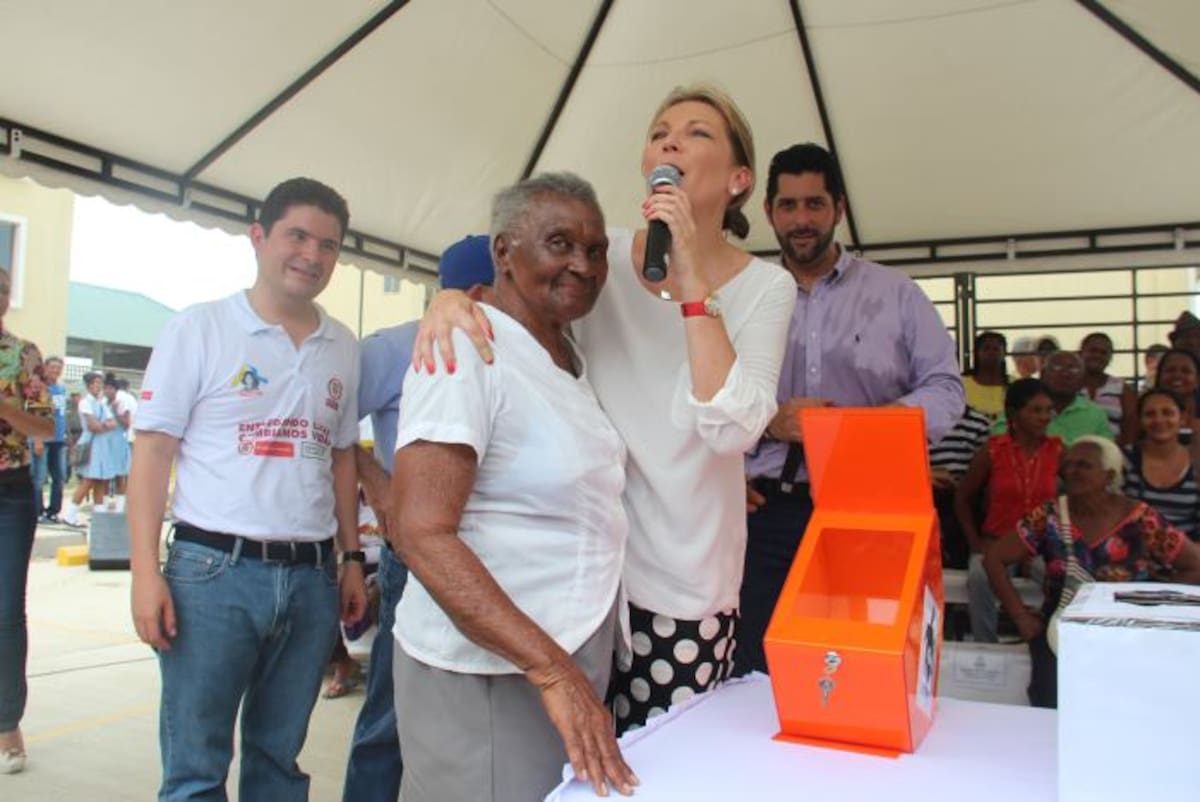 Ministro de Vivienda (izquierda), Primera Dama de la Nación y Alcalde de Caratgena con una beneficiada. Mónica Casilla