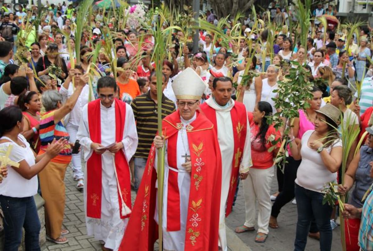 Monseñor José Clavijo Méndez, durante la celebración del Domingo de Ramos. MANUEL SANTIAGO PÉREZ/EL UNIVERSAL/