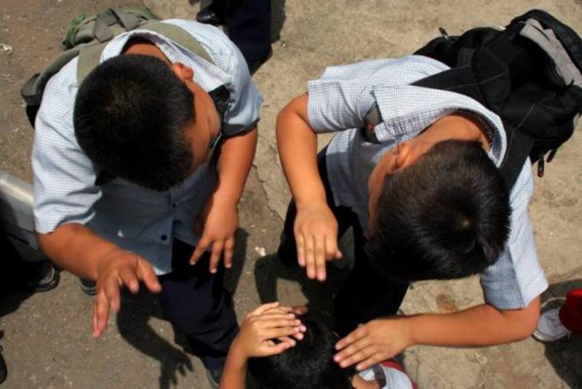 Bullying es el acoso escolar y toda forma de maltrato físico, verbal o psicológico que se produce entre estudiantes, de forma reiterada y a lo largo del tiempo. COLPRENSA