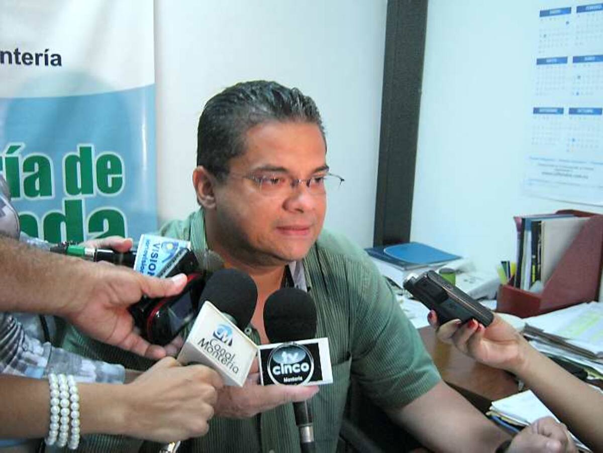 Alejandro Espinoza, Secretario de Hacienda Municipal.
