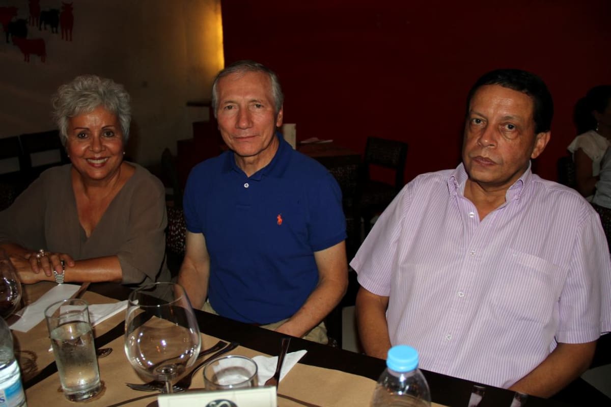 Ilse Salas, Alberto García y Julián Roca, cardiólogo que apoya a la Fundación Tiéndele la Mano a un Niño.