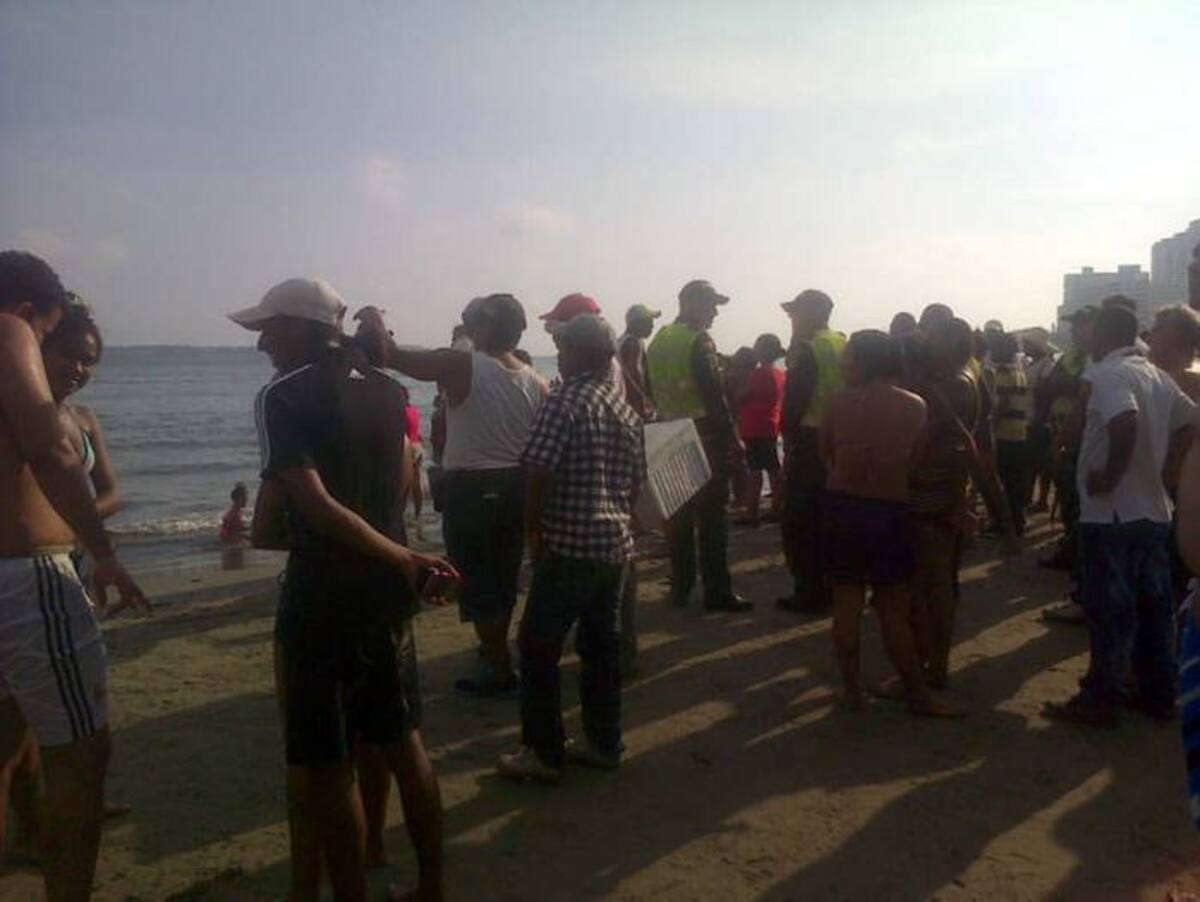 Curiosos, familiares y amigos del joven siguen a la expectativa en las Playas de Bocagrande. Julie Parra Benitez - El Universal.