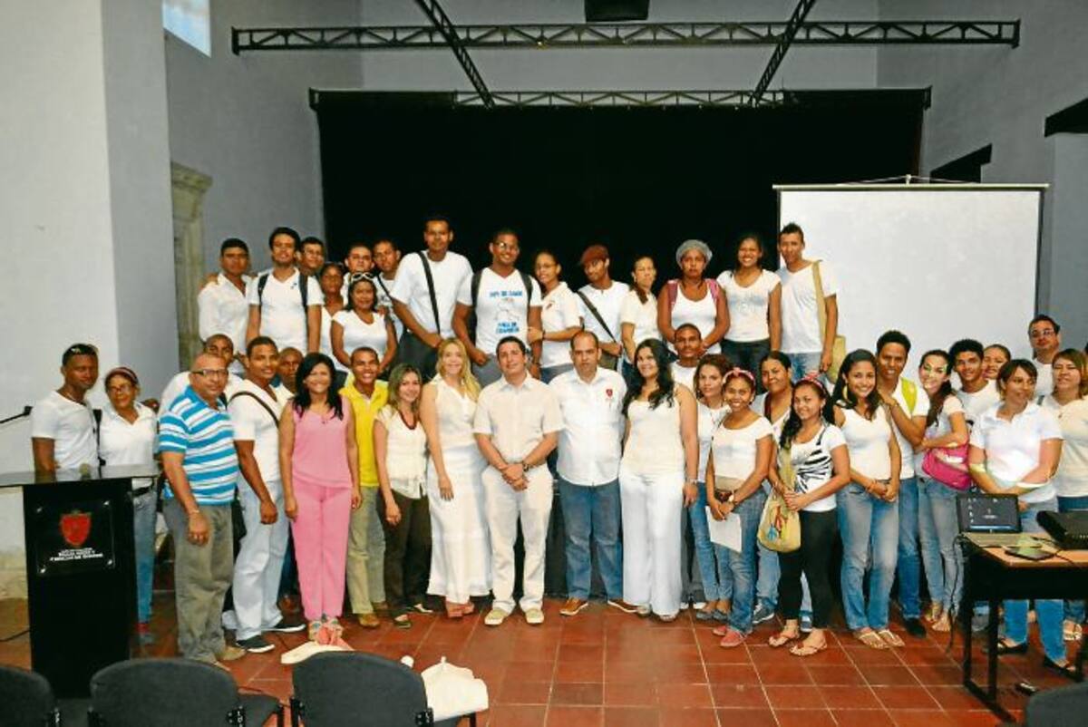 Equipo docente y personas que hacen parte del proyecto de arte inclusivo, que se pondrá en marcha en Cartagena. Cortesía