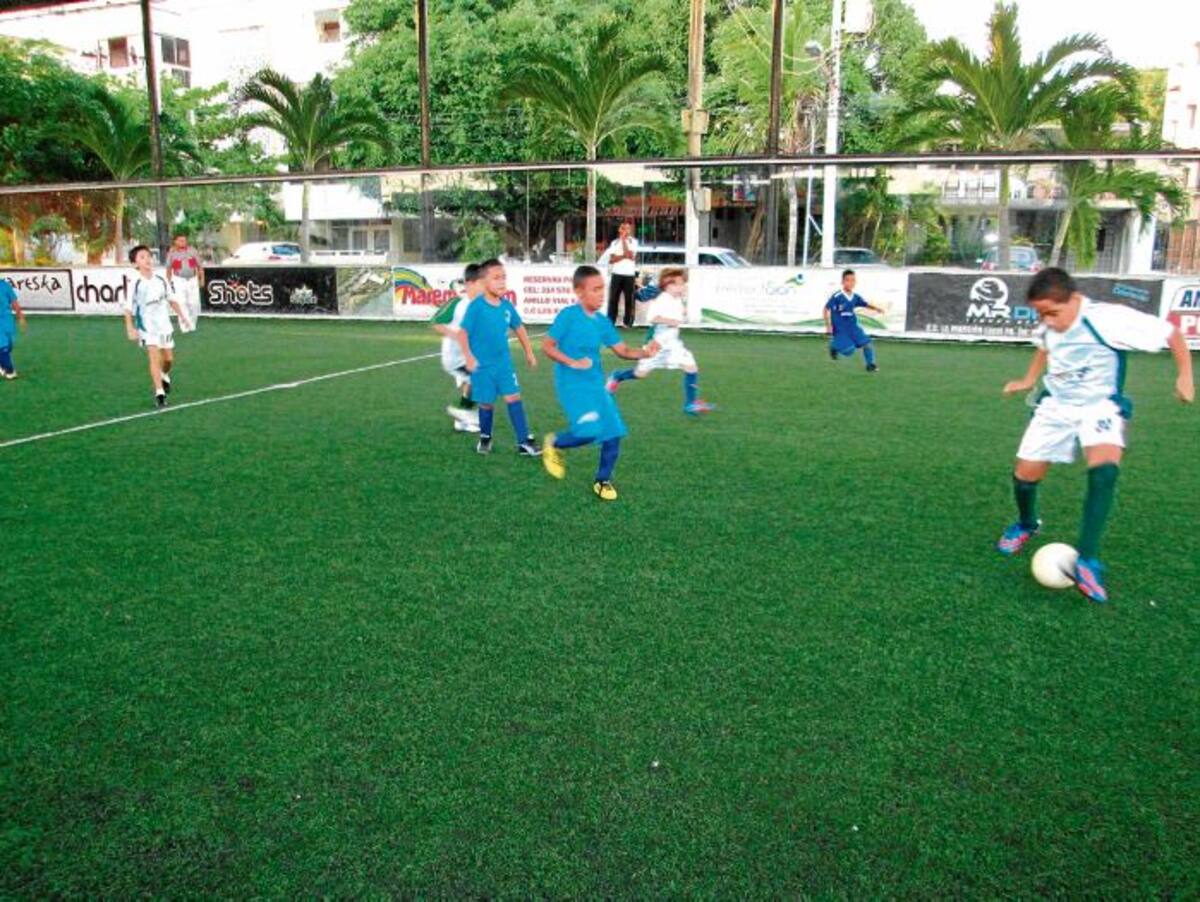 Los niños del Club Balompié Positivo (de azul) y de Academia Campito Kids (de blanco) jugaron un emotivo partido en el Campito de Bocagrande, que terminó con marcador favorable para los primeros de 8 goles a 6. PEDRO TORRES, GENTE BAHÍA-EL UNIVERSAL