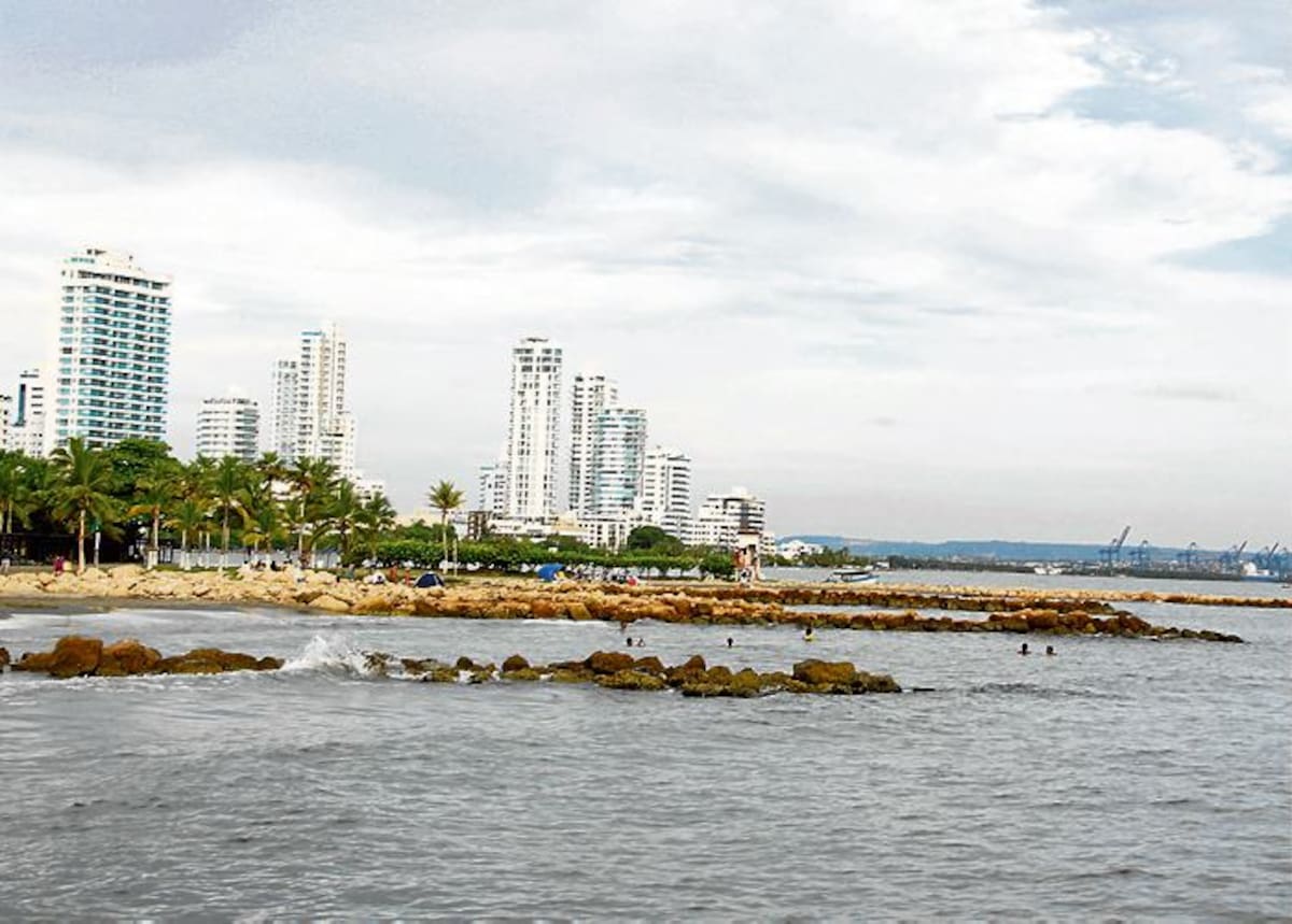 Las obras de protección costera que se prevén para El Laguito están encaminadas a recuperar las playas y evitar que la vía principal del barrio (Avenida Almirante Brion) siga inundándose.