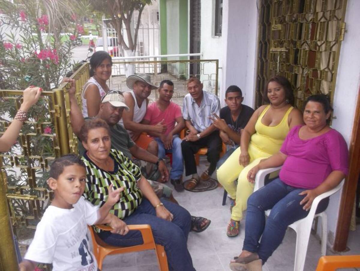 En la foto Claudia aparece vestida de amarillo en compañía su familia paterna durante su visita a Cartagena. CORTESÍA