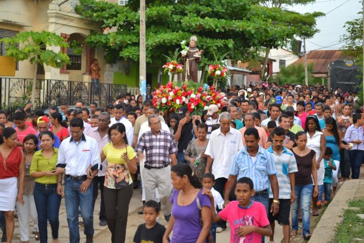 Los ciudadanos recorrieron algunas calles de Turbana para participar de la procesión del milagroso, que terminó con la presentación de juegos pirotécnicos en la plaza principal. ATILANO MEZA